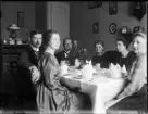 Familjen Hällbom vid matbordet, Uppsala
