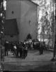 Konfirmander tågar ut från Bergviks kyrka, Hälsingland