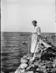 Inez Hällbom står på en pir, Gotland