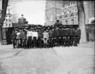 Skolklass på gården intill Oxenstiernska huset, Uppsala