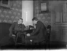 Två män sitter och spelar schack, Uppsala, Uppland