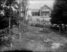 Vuxna och barn vid bostadshus, Uppsala, Uppland