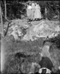 Man och kvinnor står på en sten, Uppland