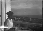Inez Hällbom sitter på en balkong, Uppsala, Uppland