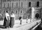 Inez Hällbom och kvinna vid Vadstena slott, Vadstena, Östergötland