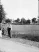 Man och Inez Hällbom står vid vägkanten, Sverige
