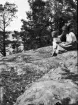 Inez Hällbom och en flicka på ett berg, Uppland