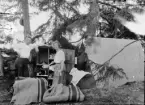 Man och Inez Hällbom vid tältlägret, Uppland
