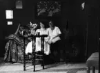 Två kvinnor sitter i soffan, Uppsala, Uppland