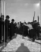 Man åker skidor inför publik, Uppland