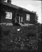 Barn på trappan till bostadshus, Uppsala, Uppland
