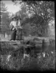 Inez Hällbom och en kvinna vid vattendrag, Uppland