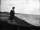 Inez Hällbom på på stranden vid båtarna, Sverige