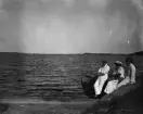 Enok och Inez Hällbom och kvinna vid vattnet, Sverige