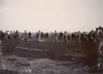 Soldater vid Livregementets husarer K 3 hoppar säck.