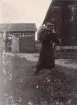 Civilklädd man bär på säck.