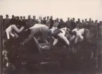 Soldater vid Livregementets husarer K 3 deltar i lekar, möjligen i samband med midsommarfirande.