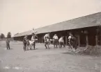 Soldater vid Livregementets husarer K 3 utanför stall.