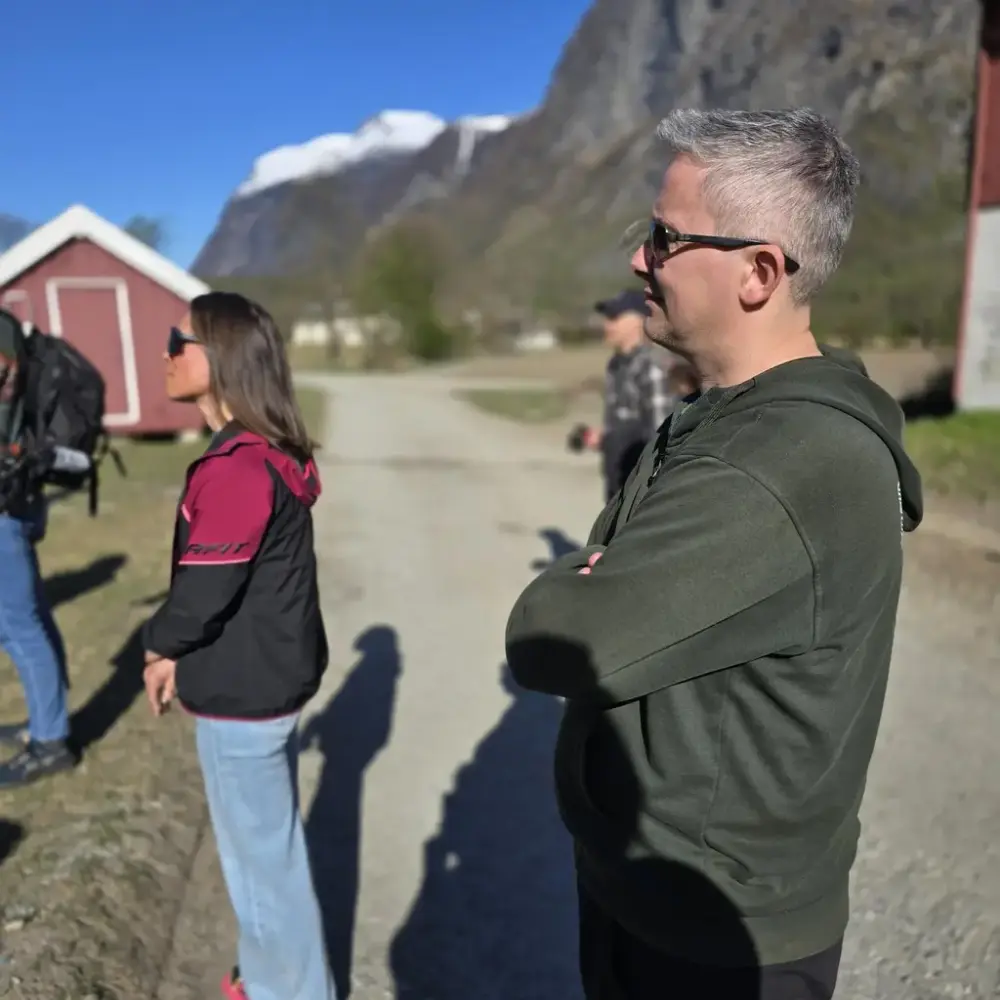Mennesker i gårdstun.