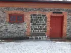 Sockel på hyttans västra sida efter avslutade arbeten.