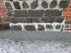 Sockel på hyttans västra sida efter avslutade arbeten.