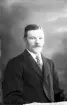 Porträtt av en okänd äldre man med mustasch, bröstbild.