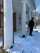 Lusthuset i Mackmyra brukspark. Närbild på de tre närmsta pelare som ska bytas ut. Timmerman Dan Gavell är med på fotot.