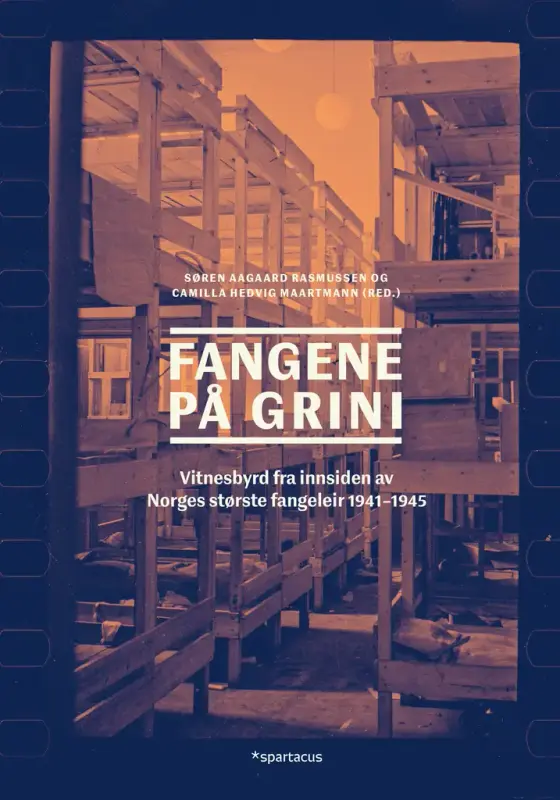Bokcomslaget til boka "Fangene på  Grini". Tittelen står i lys gul/hvit skrift, oppå et fotografi som viser mange køyesenger, fire senger i høyden.