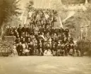 Gruppbild: Vegaexpeditionens medlemmar poserar med lokalbefolkning och européer i en trappa framför ett tempel i Japan.