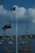 Flaggstången utanför Royal Bermuda Yacht club med Hamilton Harbour i bakgrunden.