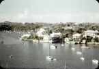 Kustlinje och hamn med segelbåtar i Bermuda