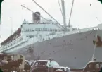 Kryssningsfartyget Queen of Bermuda ligger förtöjd vid en kaj i Hamilton Harbour.