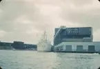 Svenska amerikalinjens lastmotorfartyg BRAHEHOLM förtöjd i Boston Harbor efter att ha transporterat Knud H. Reimers båt HAZARD III från Göteborgs hamn.