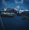 The Bermudiana hotel (vänster) och Royal Bermuda Yacht Clubs klubbhus (höger) med Hamilton Harbour i förgrunden. En av de båtar som ligger ankrade i vattnet har Argentinas flagga hissad i aktern.