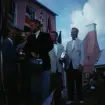 Den vinnande yawlen MALAYs besättning under prisceremonin för Newport Bermuda Race 1954 vid Princess Hotel i Hamilton. Daniel D. Strohmeier tar emot den gröna Hazards Cup för bästa resultat bland båtarna som genomfört sin första Bermudaregatta. Pokalen har donerats till prispotten av yawlen HAZARD IIIs besättning.