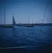 Kappseglingsbåtar ligger ankrade i Brenton cove, Newport inför deltagandet i Newport Bermuda Race 1954. I bakgrunden ses Ida Lewis Yacht Clubs klubbhus.