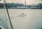 En motorbåt från amerikanska kustbevakningen färdas på vattnet i Boston Harbor. Antagligen fotograferat från ombord Svenska Amerika Liniens lastmotorfartyg Braheholm, med vilket Knud H. Reimers yawl HAZARD III fraktades från Göteborg för att delta i Newport Bermuda Race 1954.