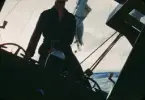 En man styr Knud H. Reimers yawl HAZARD III i samband med Newport Bermuda Race 1954.