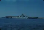 Det amerikanska hangarfartyget USS ANTIETAM ankrad i Newport, Rhode Island. Fotograferad under ett försök att segla in yawlen HAZARD IIIs bomullssegel inför Newport Bermuda Race 1954.