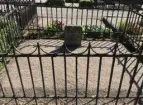 Gamla kyrkogården i Gävle, renovering av gravstaket med tillhörande stensocklar, etapp 2024. Gravvård GK03 0057 innan åtgärd.