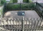 Gamla kyrkogården i Gävle, renovering av gravstaket med tillhörande stensocklar, etapp 2024. Gravvård GK03 0054 innan åtgärd.