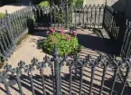 Gamla kyrkogården i Gävle, renovering av gravstaket med tillhörande stensocklar, etapp 2024. Gravvård GK05 0150 innan åtgärd.
