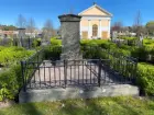 Fotografier från antikvarisk medverkan vid renovering av tio gravstaket vid Gamla kyrkogården i Gävle, 2024 - 2025.
