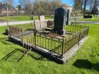 Gamla kyrkogården i Gävle, renovering av gravstaket med tillhörande stensocklar, etapp 2025. Gravvård GK02 0006 innan åtgärd.