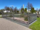 Gamla kyrkogården i Gävle, renovering av gravstaket med tillhörande stensocklar, etapp 2025. Gravvård GK04 0007+, 0008+, 0030+ innan åtgärd.