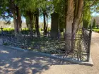 Gamla kyrkogården i Gävle, renovering av gravstaket med tillhörande stensocklar, etapp 2025. Gravvård GK05 0201+ innan åtgärd.