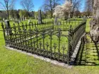 Gamla kyrkogården i Gävle, renovering av gravstaket med tillhörande stensocklar, etapp 2025. Gravvård GK06 0333-0334 innan åtgärd.