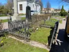 Gamla kyrkogården i Gävle, renovering av gravstaket med tillhörande stensocklar, etapp 2025. Gravvård GK06 0333-0334 innan åtgärd.