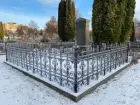 Gamla kyrkogården i Gävle, renovering av gravstaket med tillhörande stensocklar, etapp 2025. Gravvård GK05 0201+ efter åtgärd.