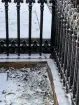 Gamla kyrkogården i Gävle, renovering av gravstaket med tillhörande stensocklar, etapp 2025. Gravvård GK07 0116 efter åtgärd. Marken ska fyllas på så att kramlingen döljs.